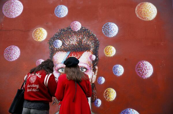 Фанат у стены Дэвида Боуи в Брикстоне, Лондон