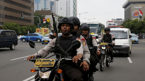 Полиция Индонезии на улице Джакарты