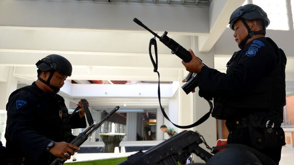 Сотрудники правоохранительных органов Индонезии проверяют оружие перед выходом на службу. Архивное фото