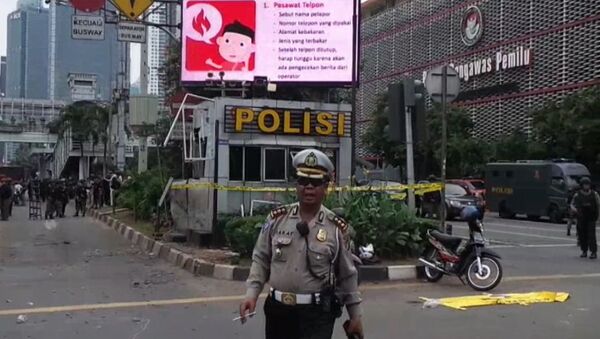 Джакарта после терактов: военные патрули и работа полиции на местах взрывов