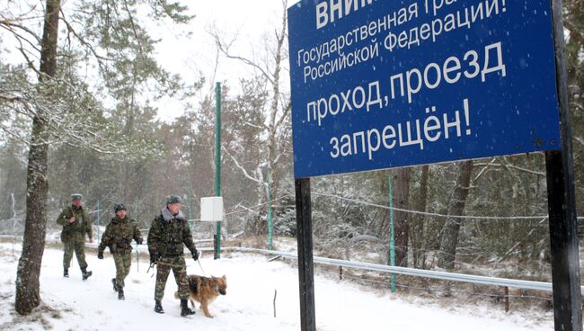 Пограничники с собакой патрулируют границу с Литвой. Архивное фото