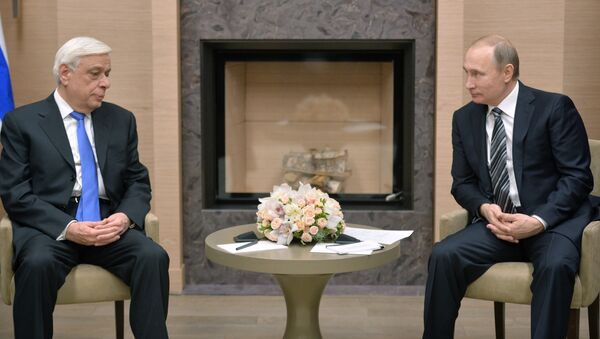 Президент Греческой Республики Прокопис Павлопулос и президент России Владимир Путин во время встречи в резиденции Ново-Огарево