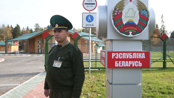Пограничник у пограничного перехода в Белоруссии