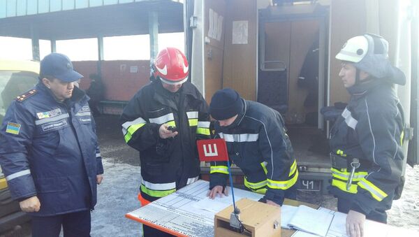 Спасатели на месте взрыва газа в жилом доме Донецкой области