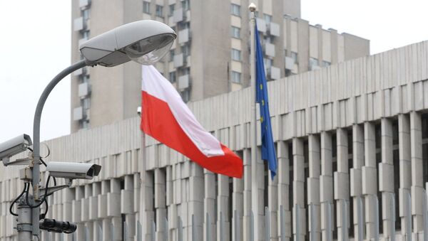 Флаги Польши и ЕС на здании посольства Польши в Москве