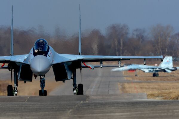 Истребители Су-35С после приземления в истребительном авиационном полку на аэродроме Центральная Угловая в Приморском крае