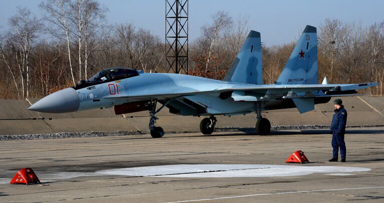 Истребитель Су-35С после приземления в истребительном авиационном полку на аэродроме Центральная Угловая в Приморском крае