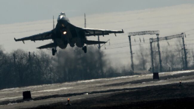 Истребитель Су-35С во время приземления. Архивное фото