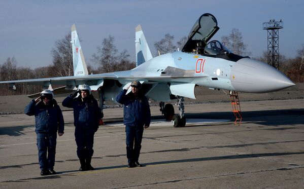 Военные летчики на фоне истребителя Су-35С в истребительном авиационном полку на аэродроме Центральная Угловая в Приморском крае