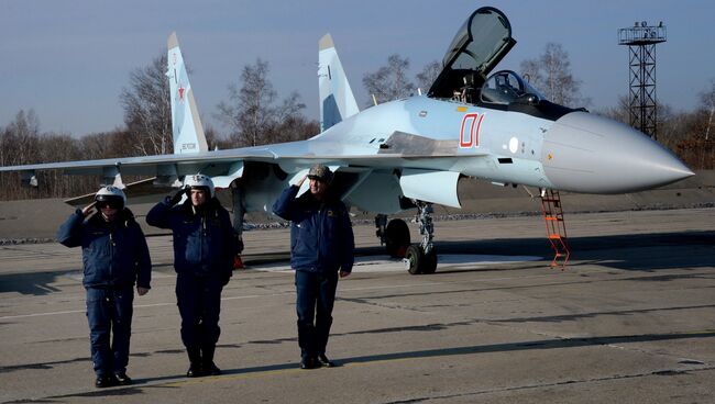 Военные летчики на фоне истребителя Су-35С. Архивное фото