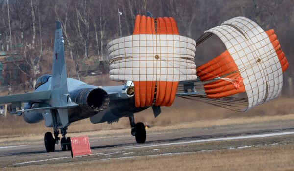 Истребитель Су-35С во время приземления в истребительном авиационном полку на аэродроме Центральная Угловая в Приморском крае