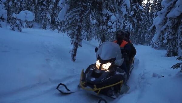 Спасатели на снегоходах увезли с перевала Дятлова тело погибшего. Съемка МЧС