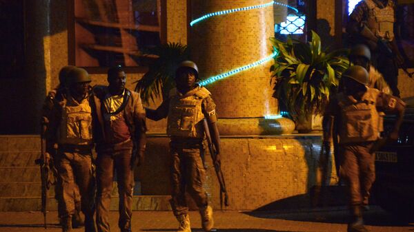 Силы безопасности Буркина-Фасо у захваченного отеля в Уагадугу, 16 января 2016