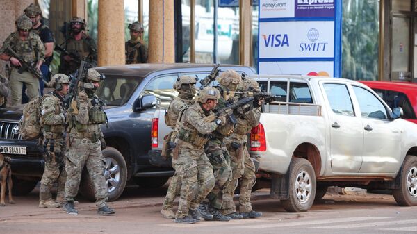 Cилы безопасности Буркина-Фасо у захваченного отеля в Уагудугу, 16 января 2016