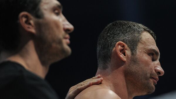 Братья Владимир (слева) и Виталий Кличко после боя за звание чемпиона мира в супертяжелом весе по версии WBC против Мануэля Чарра