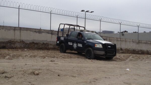 Машина федеральной полиции у тюрьмы в Мексике