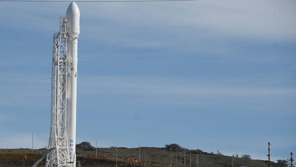 Ракета Falcon 9 с погодным спутником Jason 3 на авиабазе в Калифорнии. 17 января 2016