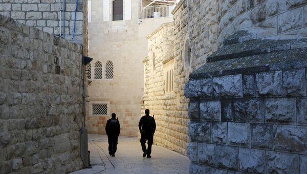 Израильские полицейские на территории аббатства Дормицион, на стенах которого были обнаружены антихристианские надписи. 17 января 2016
