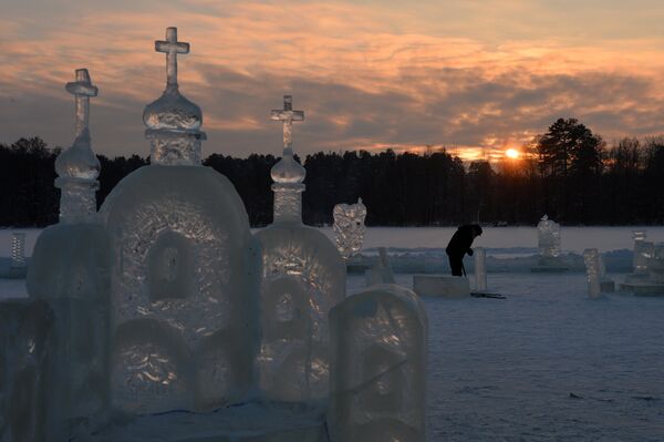 Ледяной городок на льду Раифского озера в окрестностях Раифского Богородицкого монастыря