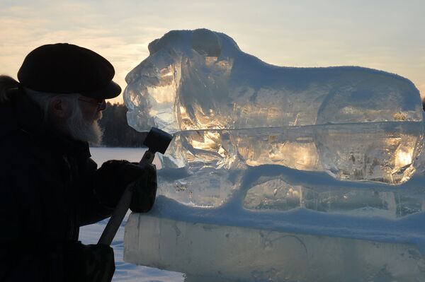 Изготовление ледяной скульптуры на льду Раифского озера в окрестностях Раифского Богородицкого монастыря
