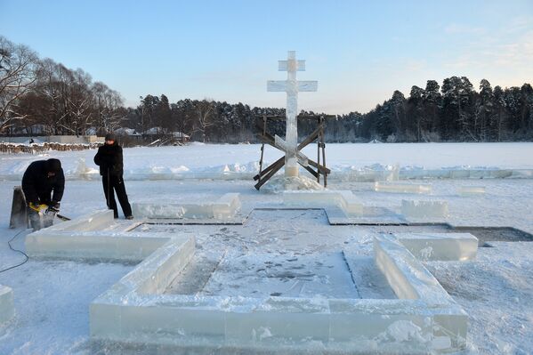 Ледяной городок на льду Раифского озера в окрестностях Раифского Богородицкого монастыря