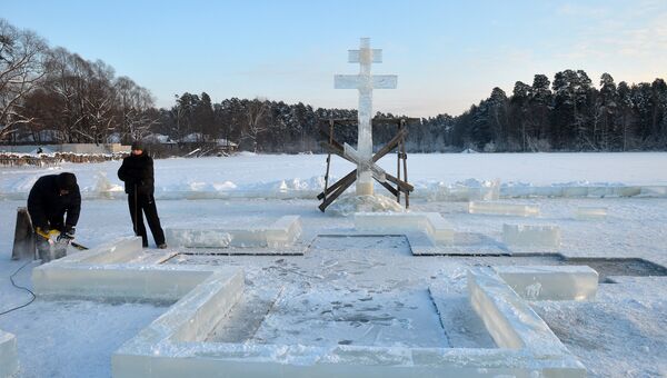 Ледяной городок на льду Раифского озера в окрестностях Раифского Богородицкого монастыря в Зеленодольском районе республики Татарстан, архивное фото