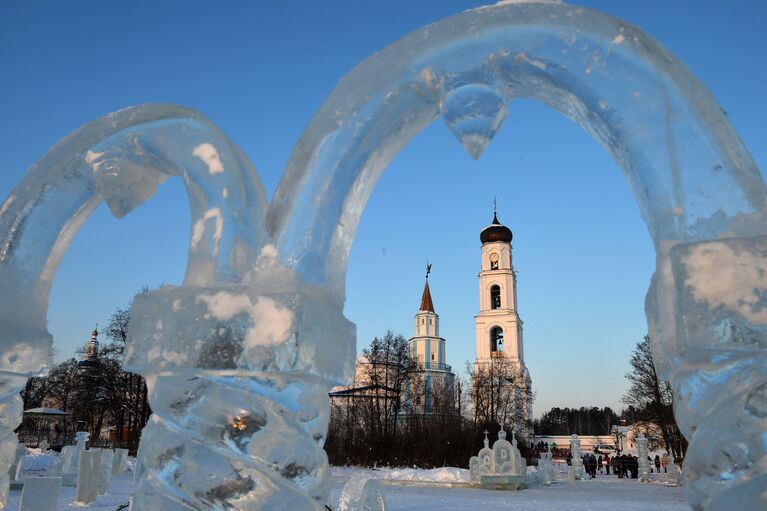 Ледяной городок на льду Раифского озера в окрестностях Раифского Богородицкого монастыря