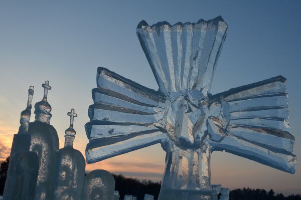 Ледяная скульптура на льду Раифского озера в окрестностях Раифского Богородицкого монастыря