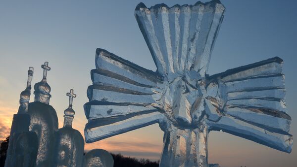 Ледяная скульптура на льду Раифского озера в окрестностях Раифского Богородитского монастыря