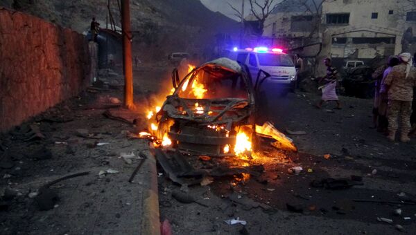 Горящий автомобиль после взрыва у дома главы службы безопасности Йемена. 17 января 2016