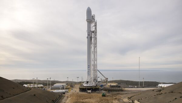 Ракета-носить Falcon 9 перед запуском. Архивное фото