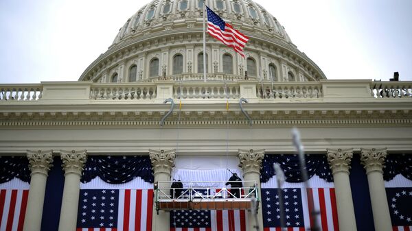 Флаги США на здании Капитолия в Вашингтоне. Архивное фото.