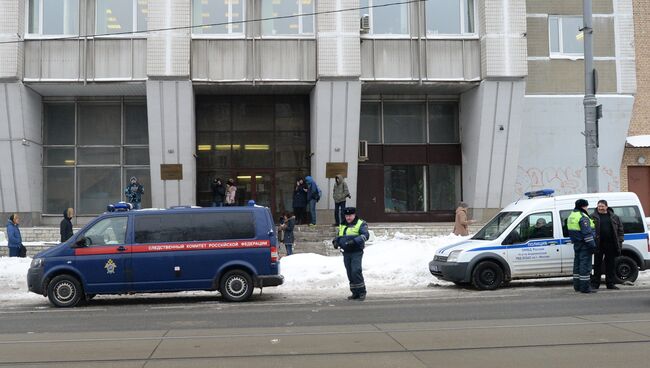 Сотрудники правоохранительных органов у здания на улице Вавилова в Москве, где был убит директор компании Мон-компани Николай Чалый и заместитель директора Анатолий Яковин