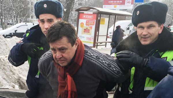 Сотрудники правоохранительных органов задерживают Александра Величко, подозреваемого в убийстве в здании на улице Вавилова в Москве директора компании Мон-компани