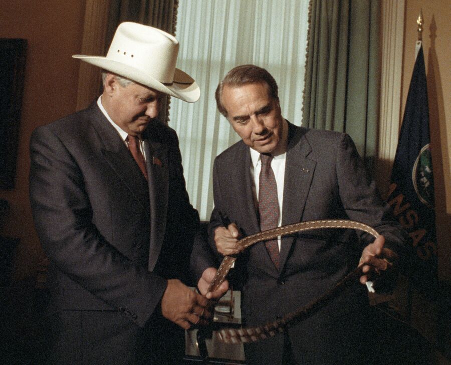 Президент России Борис Николаевич Ельцин в ковбойской шляпе принимает в подарок от сената США поясной ремень во время визита в Америку. 1991 год