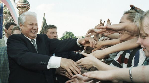 Президент России Борис Ельцин приветствует участников митинга-концерта, который состоялся на Васильевском спуске в честь Дня независимости России. 1996 год. Архив