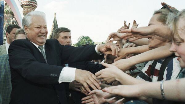 Президент России Борис Ельцин приветствует участников митинга-концерта, который состоялся на Васильевском спуске в честь Дня независимости России. 1996 год. Архив