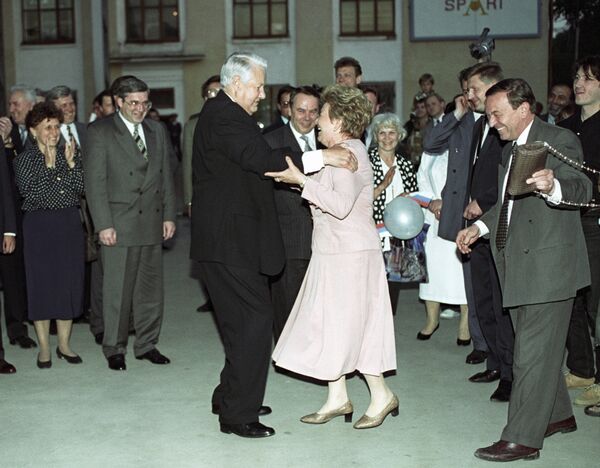 Президент РФ Борис Ельцин и его супруга Наина Ельцина танцуют на митинге-концерте в поддержку Президента РФ в Новосибирске. 1996 год