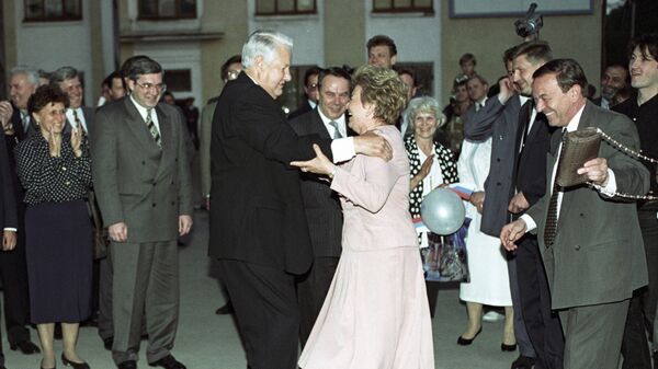 Президент РФ Борис Ельцин и его супруга Наина Ельцина танцуют на митинге-концерте в поддержку Президента РФ в Новосибирске. 1996 год