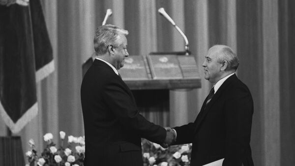 Михаил Сергеевич Горбачев поздравляет Бориса Николаевича Ельцина во время его инаугурации на пост Президента РСФСР. 10 июля 1991 года