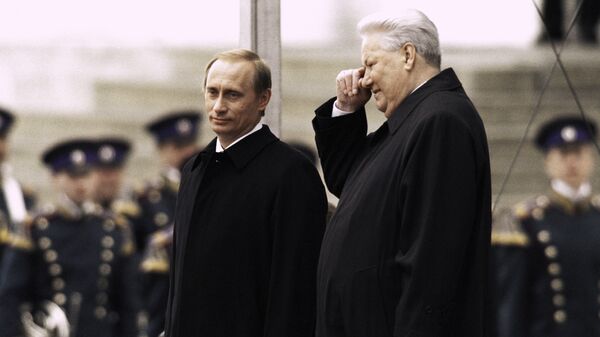 Президент РФ Владимир Путин и первый Президент РФ Борис Ельцин на Красном крыльце в день инаугурации Владимира Путина. 2000 год