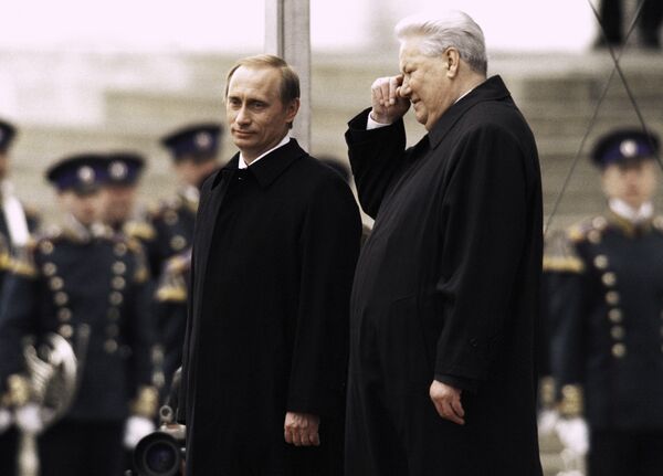 Президент РФ Владимир Путин и первый Президент РФ Борис Ельцин на Красном крыльце в день инаугурации Владимира Путина. 2000 год