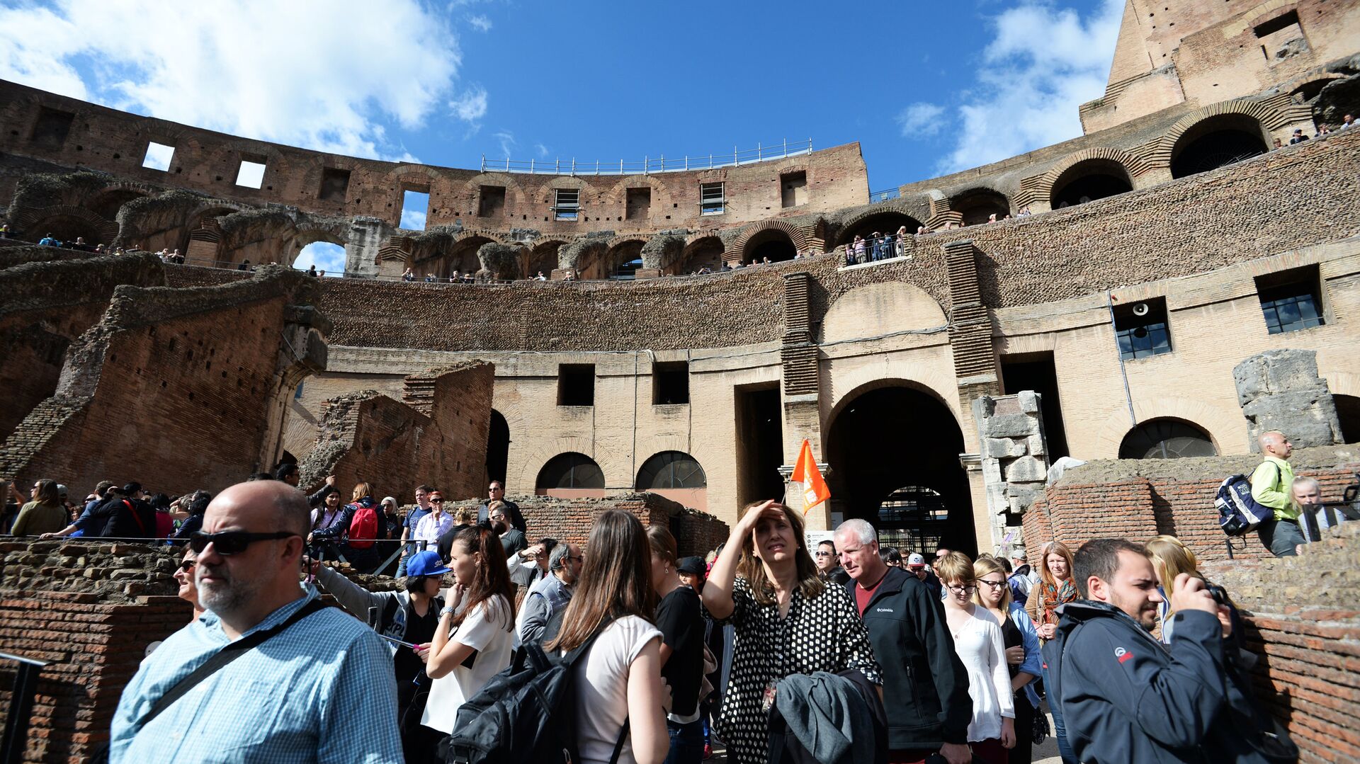 Простолюдин на трибуне колизея 6 букв. Колизей туристы. Колизей с людьми. Туристы в Риме. Колизей много туристов.