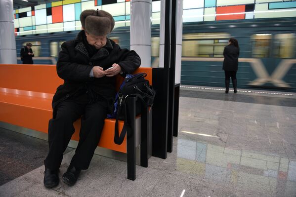 Пассажир на открывшейся станции Румянцево Сокольнической линии Московского метрополитена