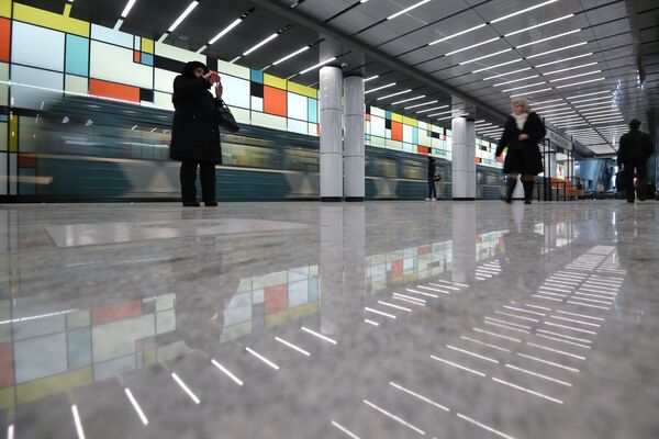 Пассажиры на открывшейся станции Румянцево Сокольнической линии Московского метрополитена