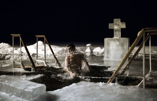 Крещенские купания в озере Валдайского Иверского Святоозерского монастыря