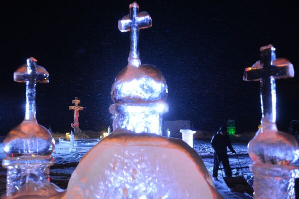 Ледяные фигуры в Раифском Богородицком мужском монастыре в поселке Раифа Зеленодольского района республики Татарстан перед ночной Божественной Литургией