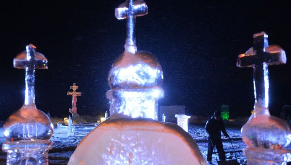 Ледяные фигуры в Раифском Богородицком мужском монастыре в поселке Раифа Зеленодольского района республики Татарстан перед ночной Божественной Литургией
