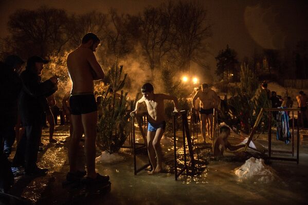 Во время Крещенских купаний на Клязьминском водохранилище в деревне Осташково Мытищинского района