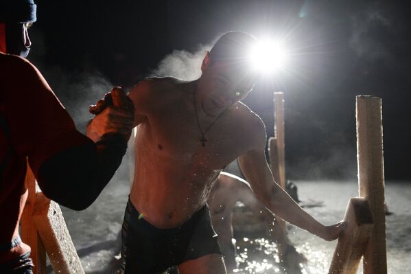 Мужчина во время ночных крещенских купаний на озере Шарташ в Екатеринбурге